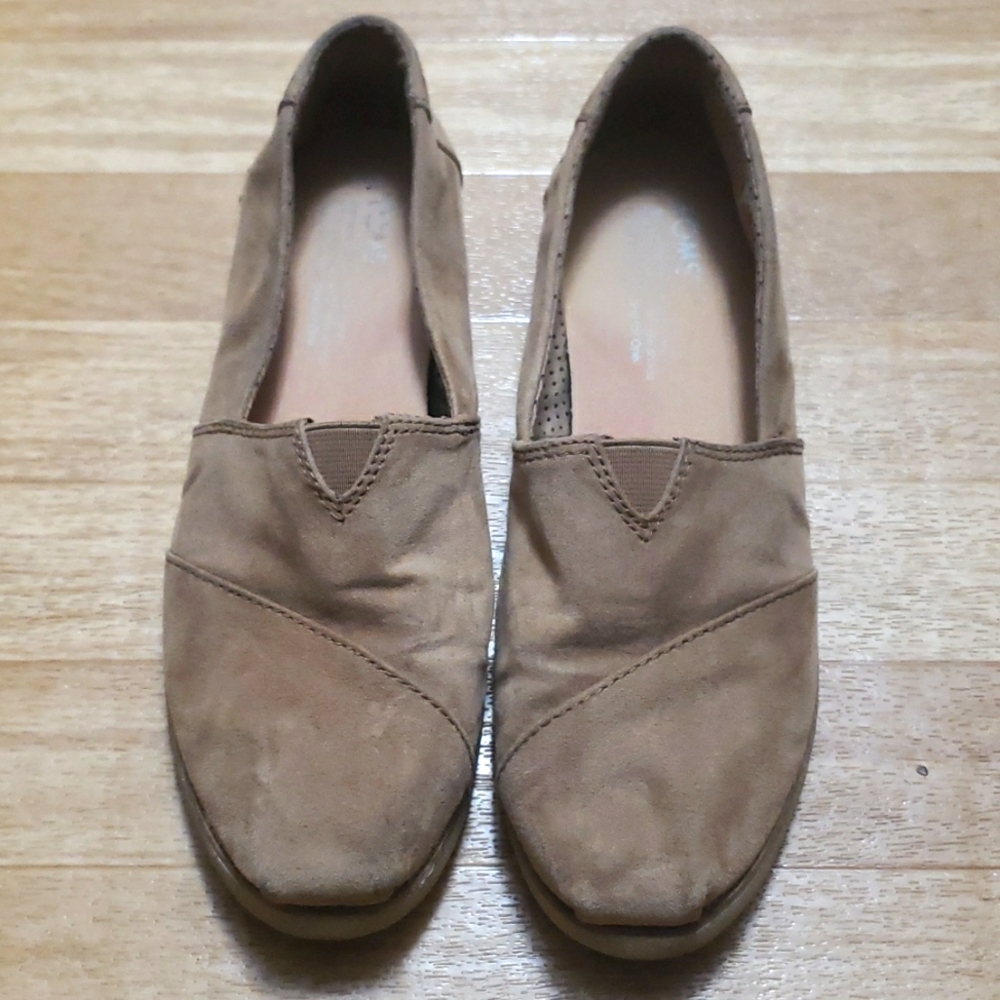 Tan/khaki colored Toms size 7